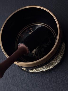 Black and Gold Tibetan Singing Bowl Set